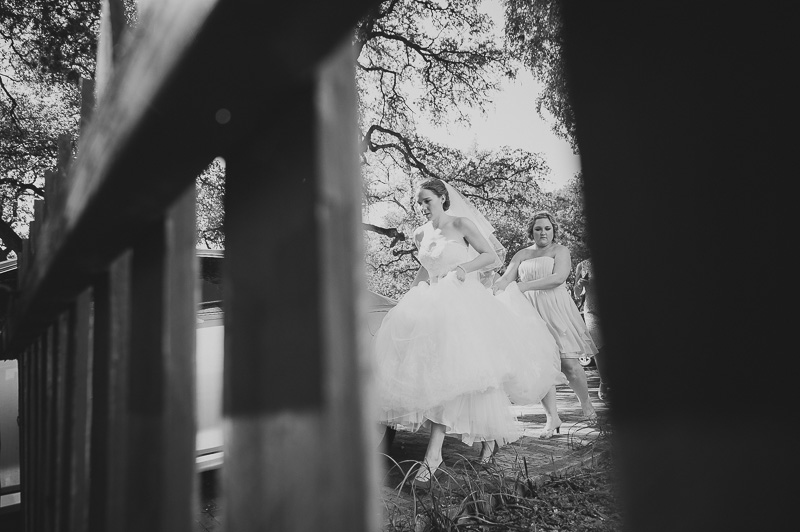 Bride arrives at Twelve Oaks Hill Country Inn