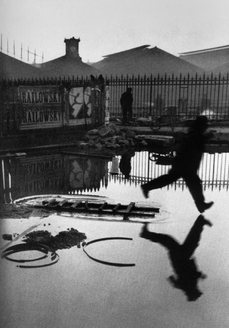 A man jumps from a wooden ladder - 1932-Henri Cartier-Bresson