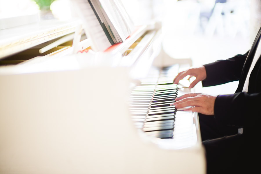 A white piano at Dominion Country Club Wedding