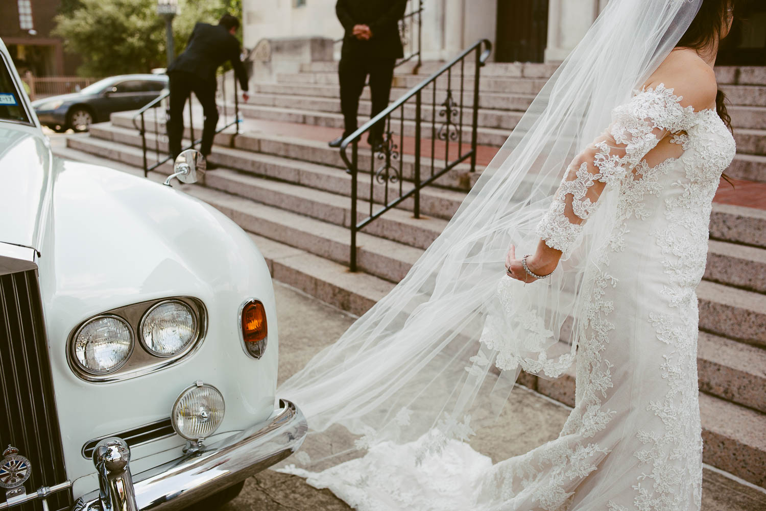 A triangle shape with brides veil and old antique car at wedding ceremony la-cantera-resort-wedding-photographer-philip-thomas