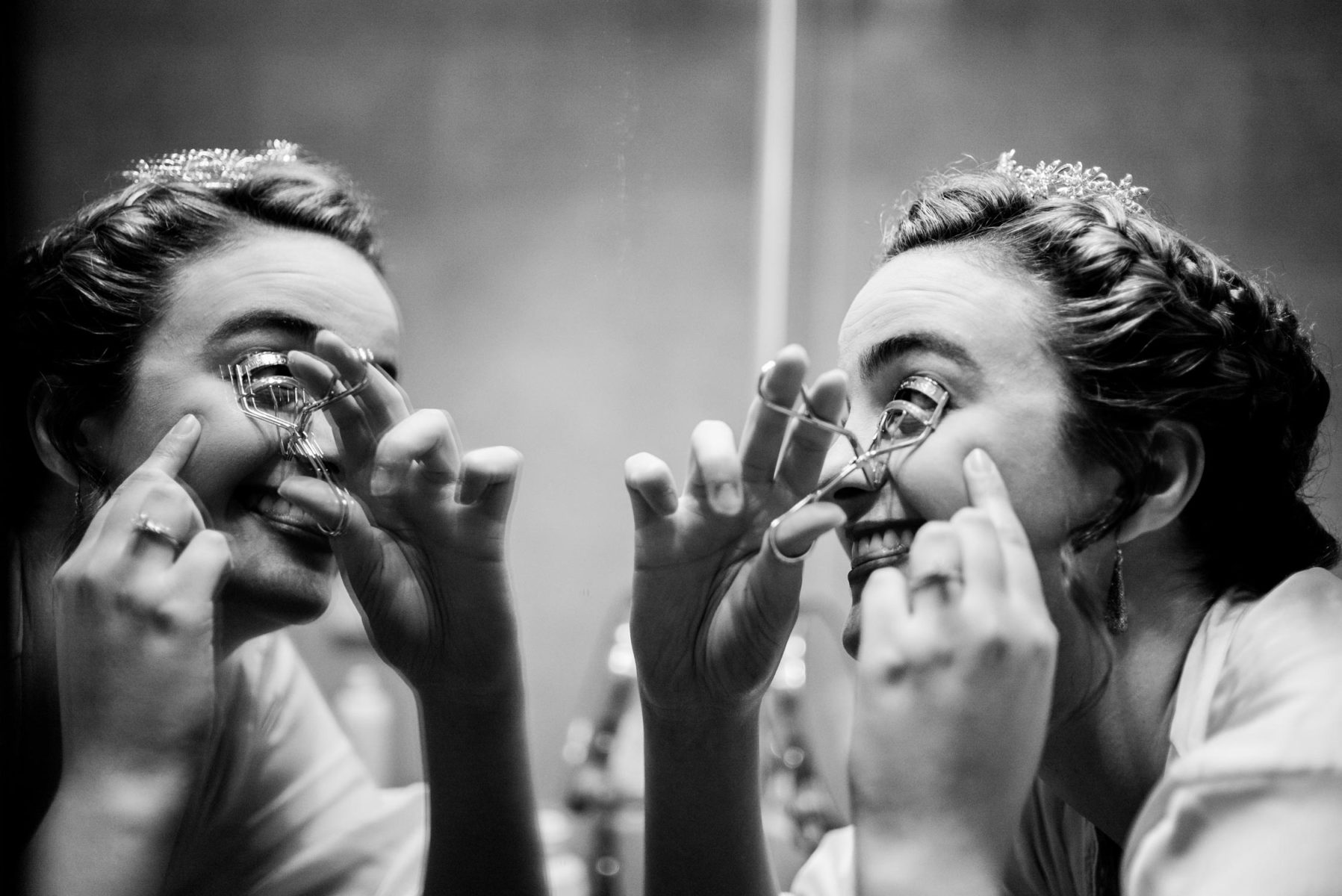 Top texas wedding photographer Philip Thomas shows bride applying a eye lash curler