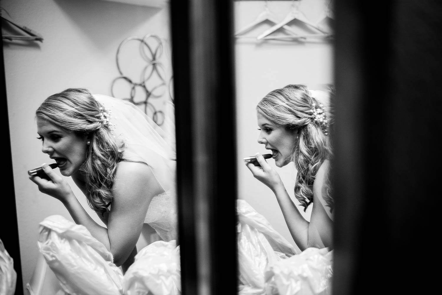 Brdie applies makeup in a double mirror at the-lyceum-wedding-leica-wedding-photographer-philip-thomas-020