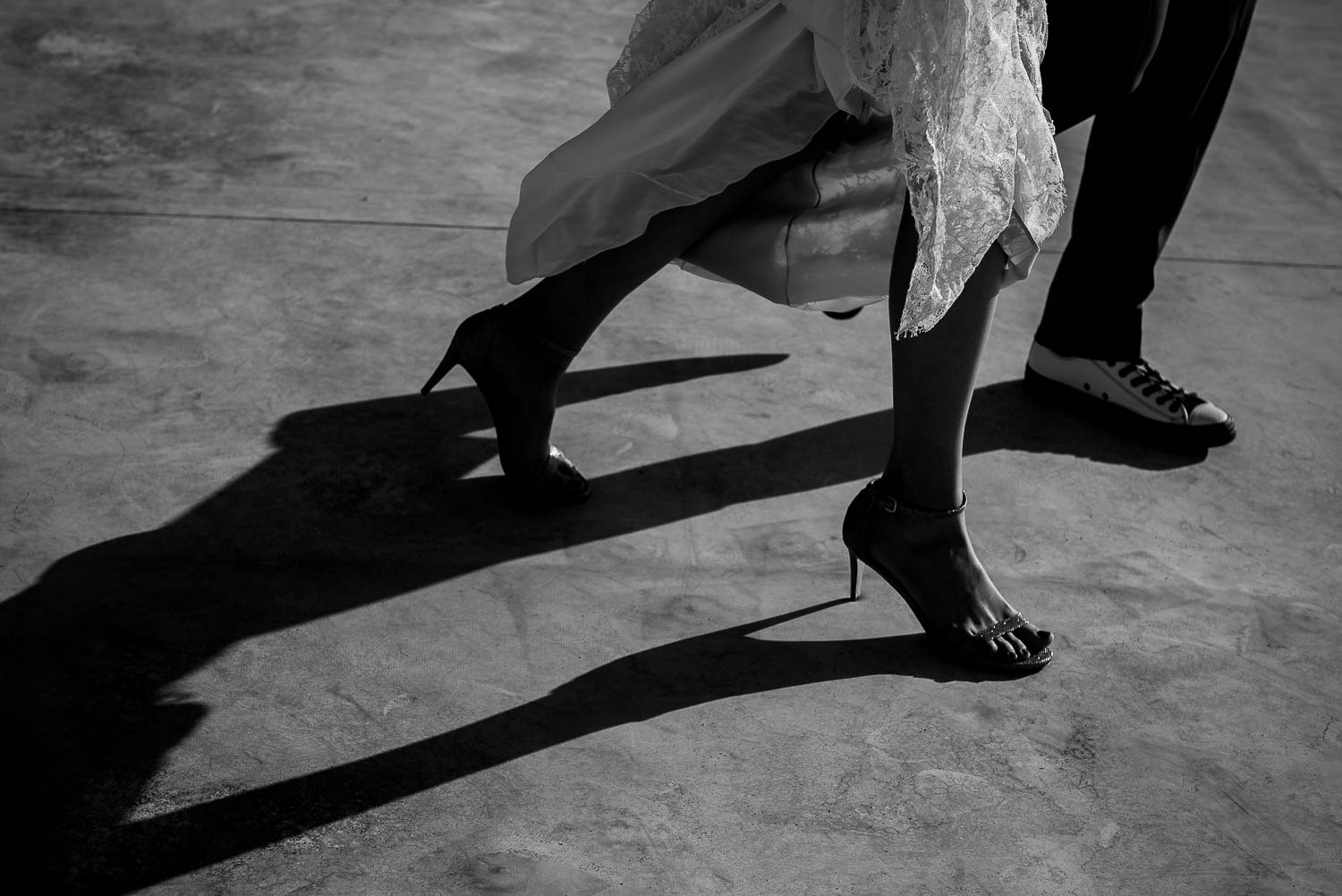 couples shoes in stride at the-astorian-wedding-photography-houston-leica-wedding-photographer-philip-thomas-024