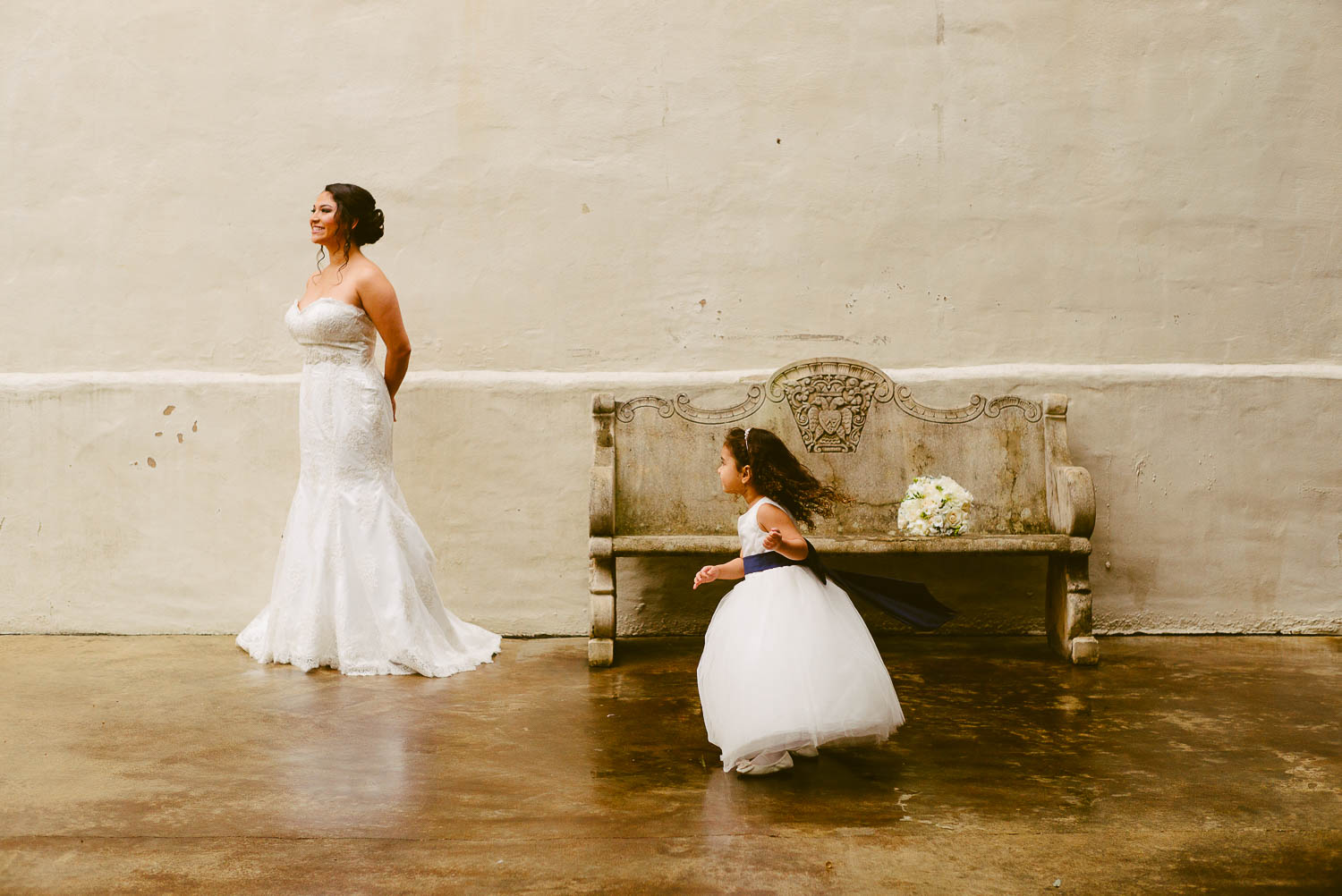 Brides daughters runs into frame at the Governors mansion