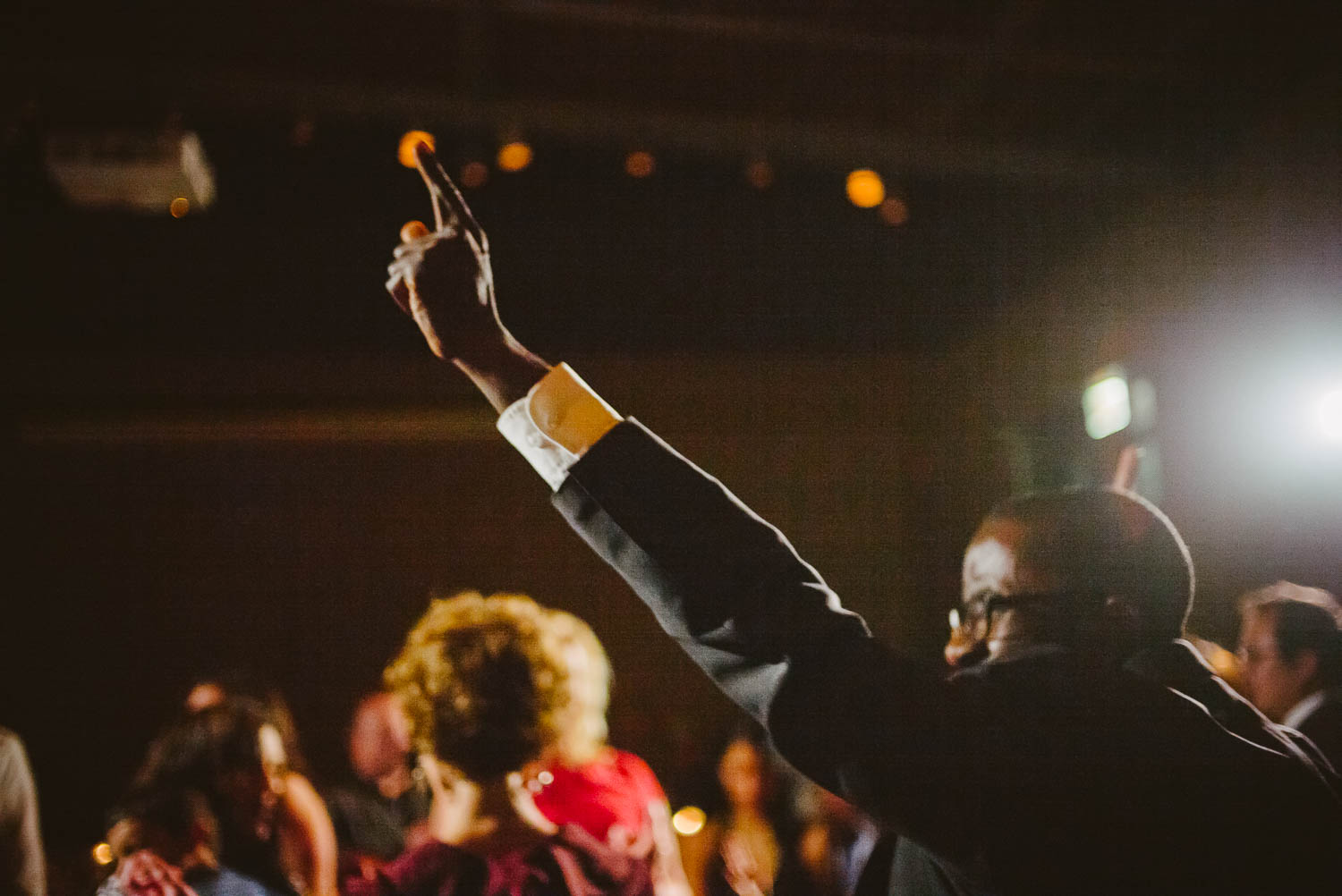 Guest finger points to to the wedding reception ceiling dancing at La Orilla Del Rio Ballroom-Leica photographer-Philip Thomas Photography