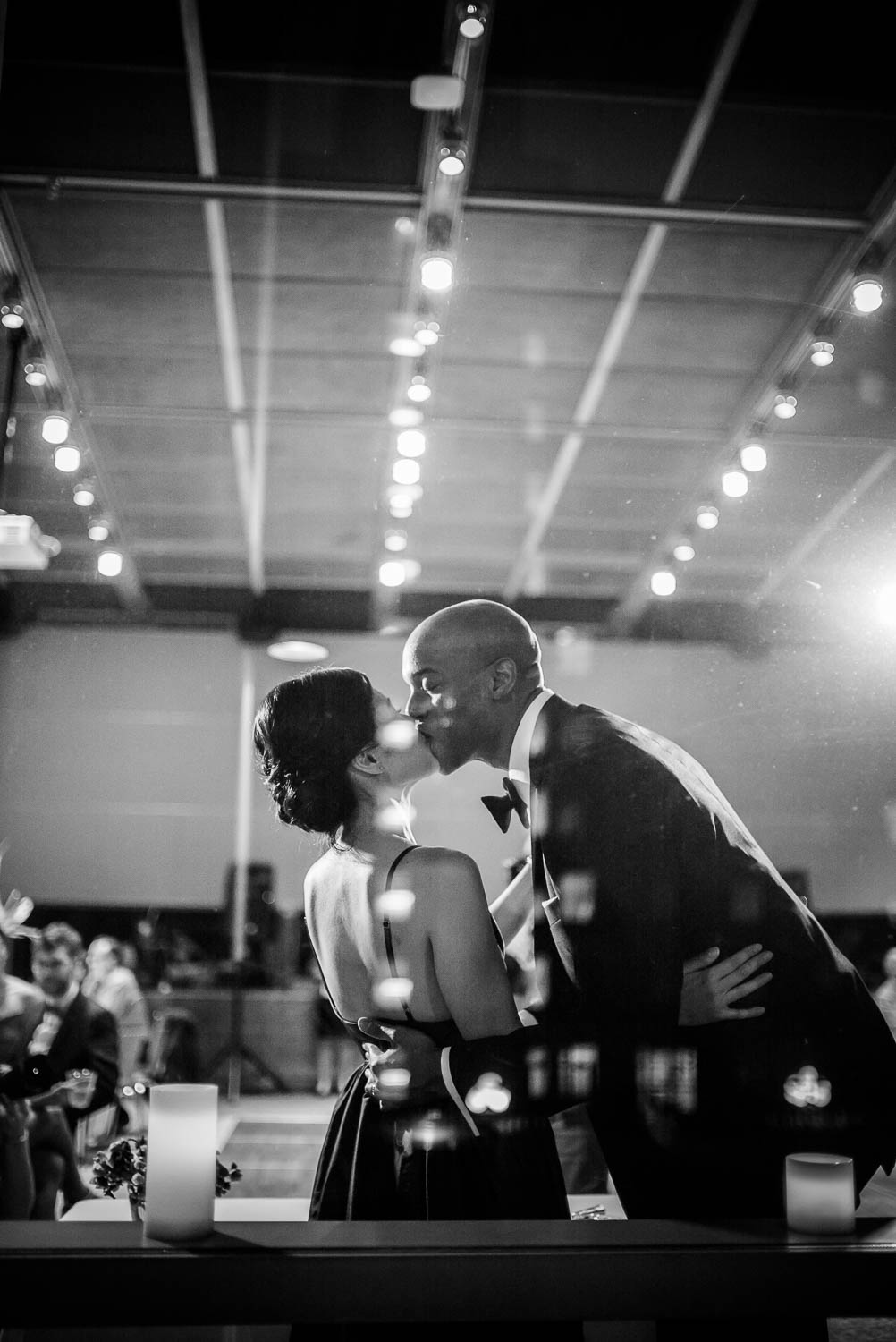 Couple kiss behind the glass at La Orilla Del Rio Ballroom-Leica photographer-Philip Thomas Photography