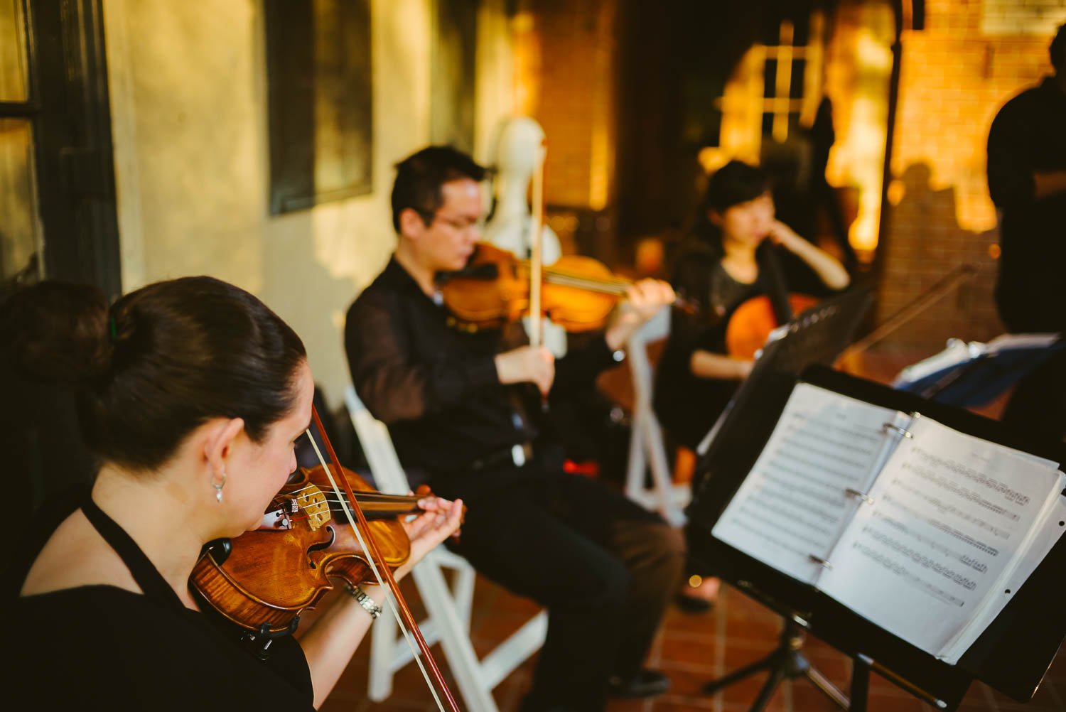 Terra Vista Strings Violinists play during wedding cocktail hour at The-Witte_Museum-Leica-wedding-photographer-Philip Thomas Photography