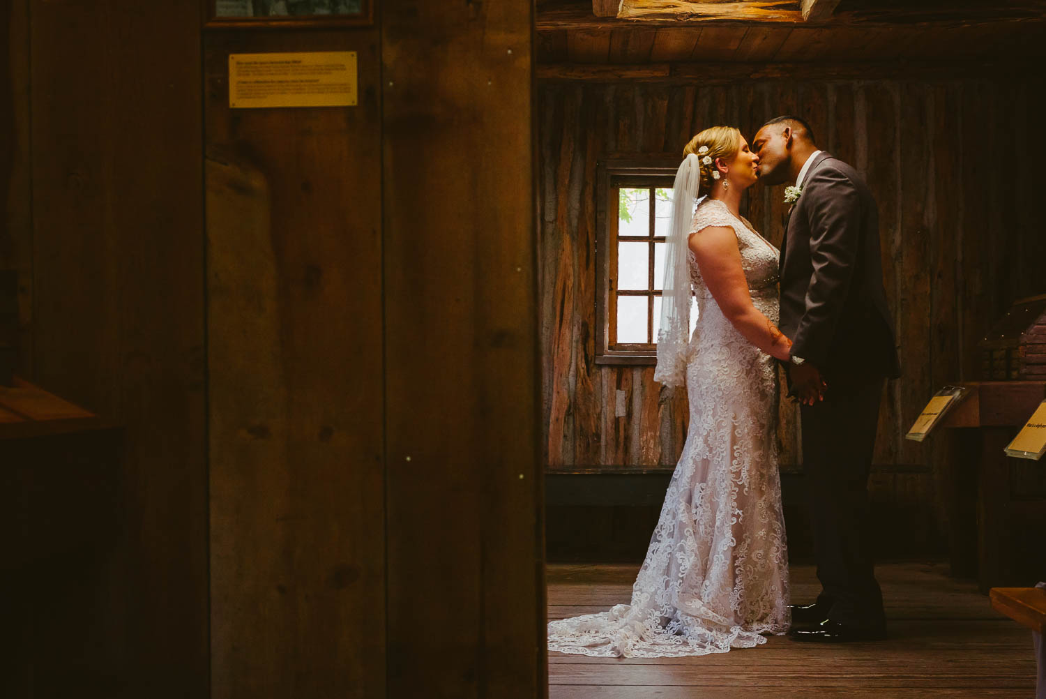 Couple kiss at The-Witte_Museum-Leica-wedding-photographer-Philip Thomas Photography