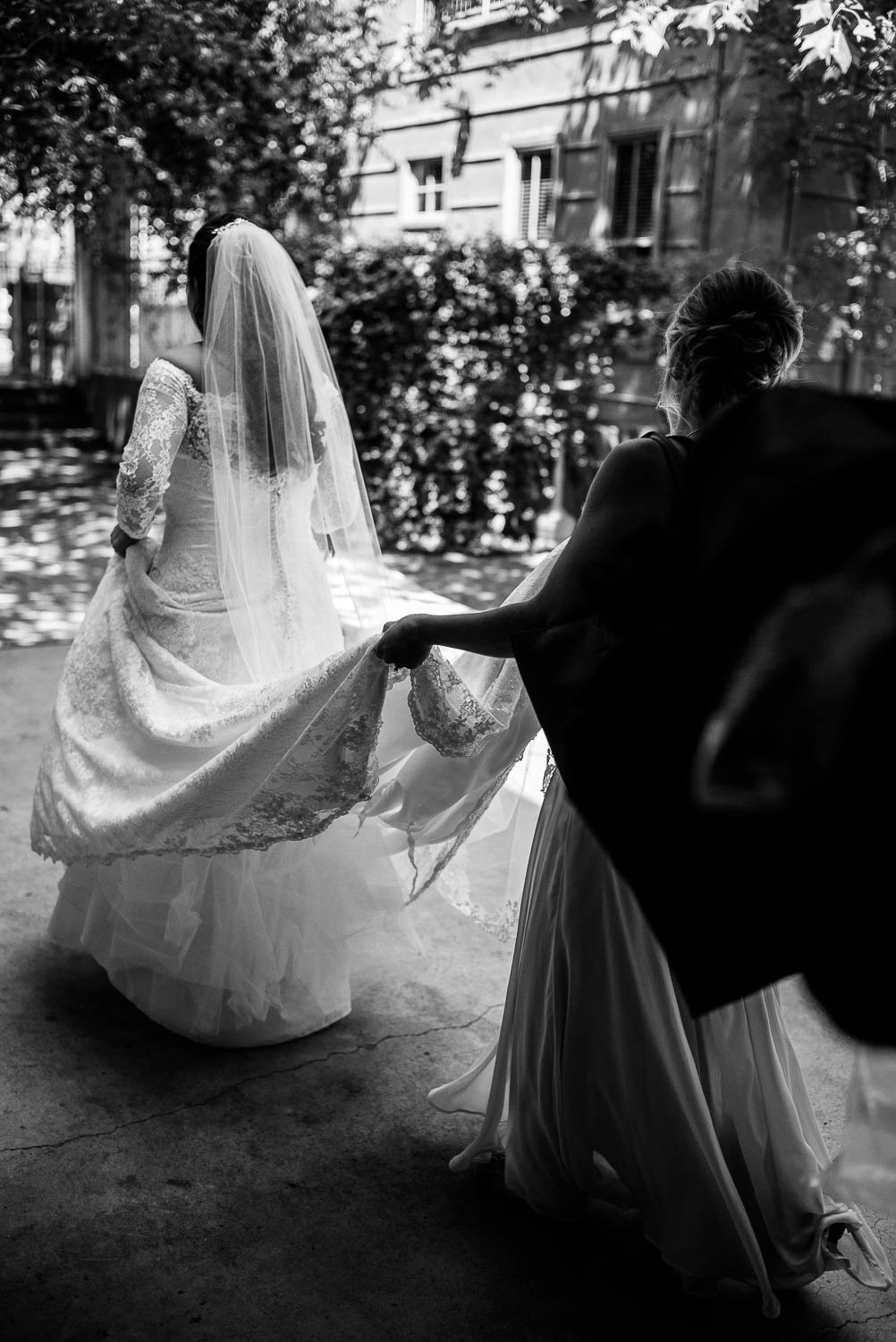 Friend assists with the brides dress at Za Za gardens-Leica photographer-Philip Thomas Photography