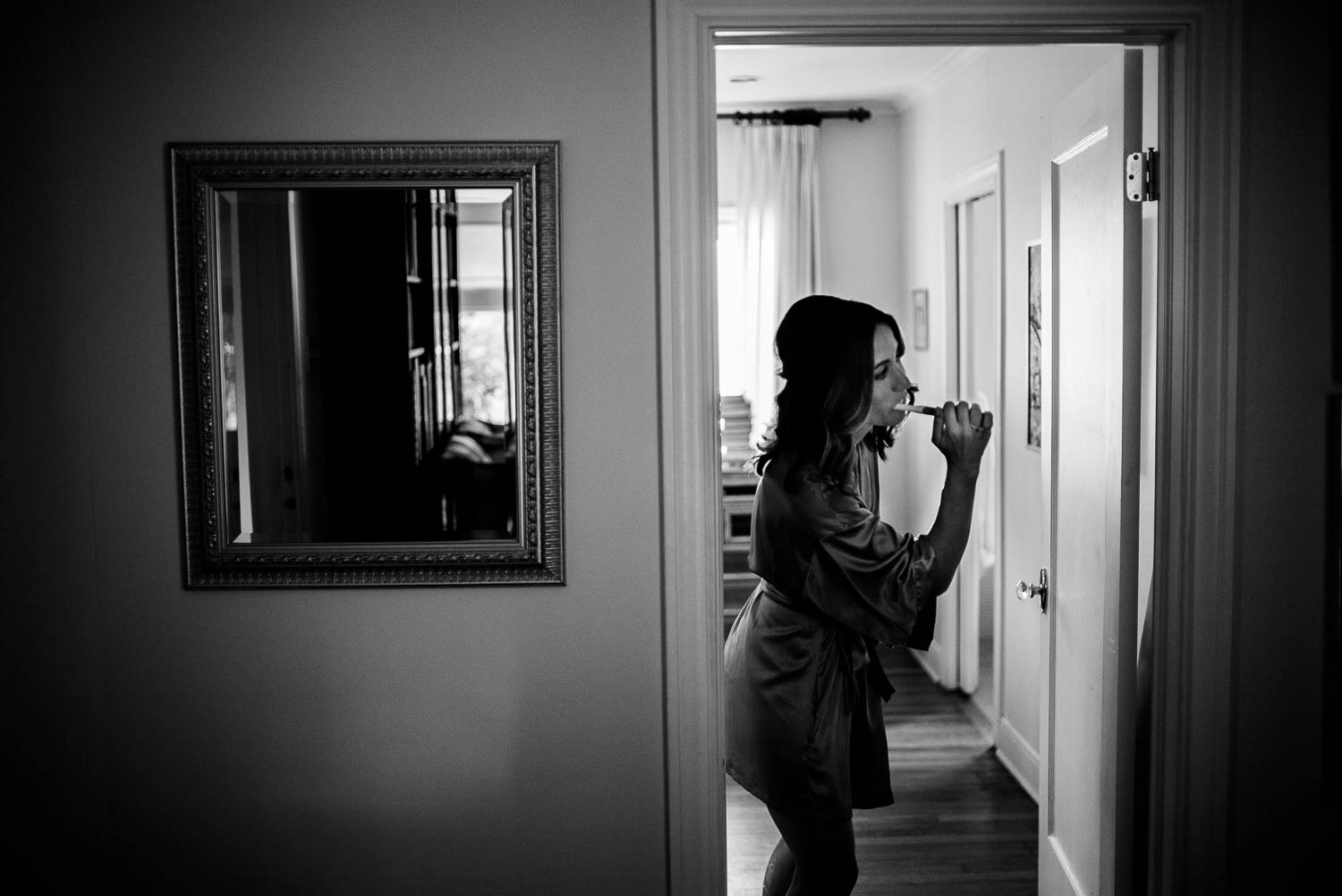 Bride brushes her teeth on her wedding day Houston Texas-Leica photographer-Philip Thomas Photography