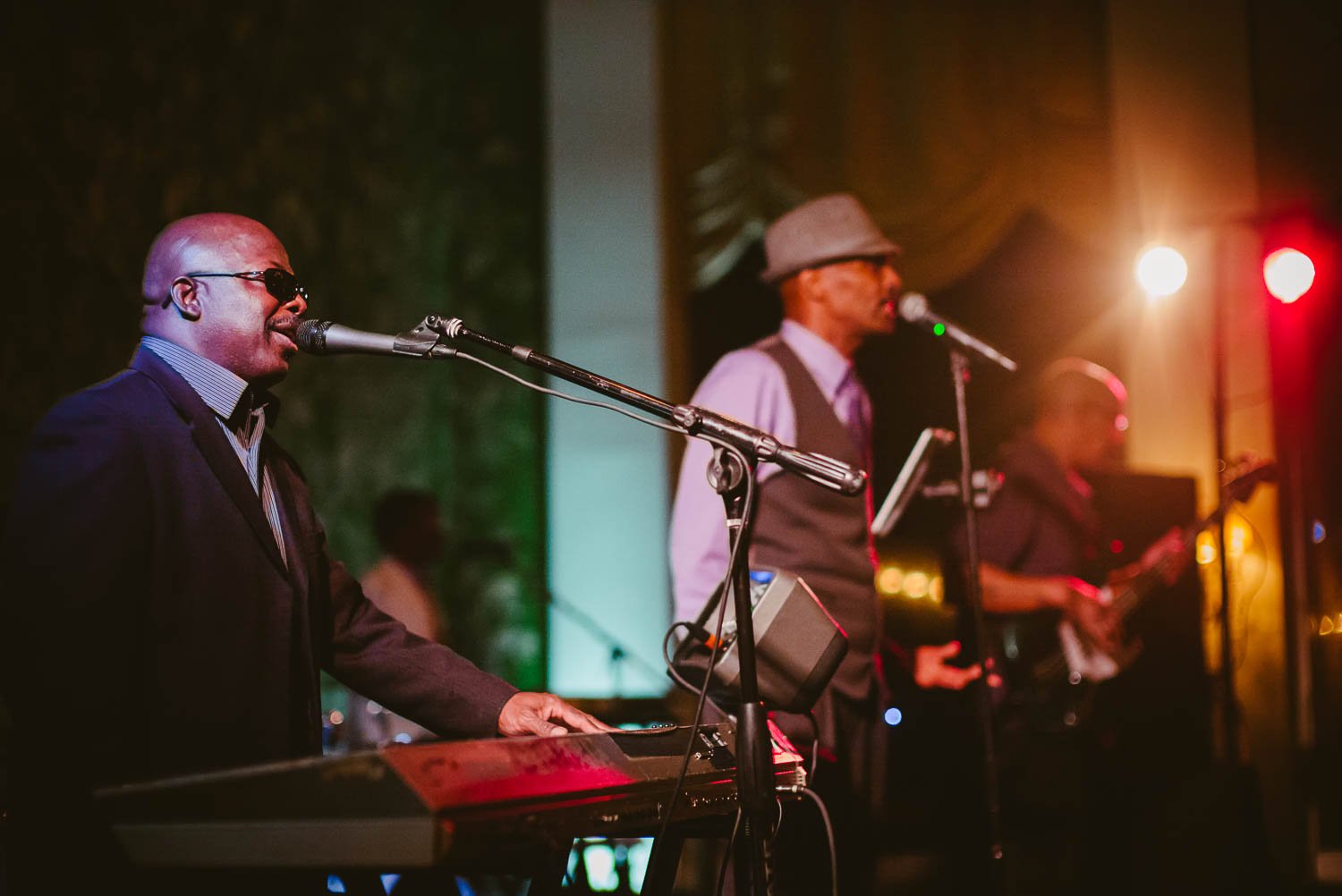 The band Fidelity Max perform a number at wedding reception River Oaks Country Club-Leica photographer-Philip Thomas Photography