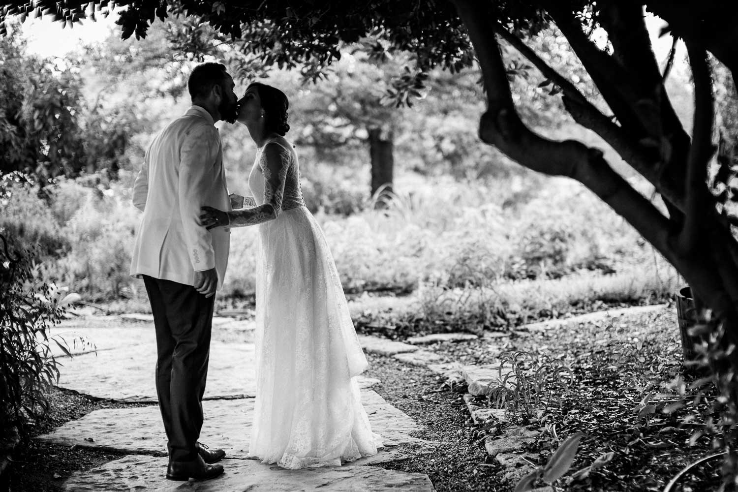 Couple kiss in unposed moment at Barr Mansion Austin Wedding Photos-Philip Thomas