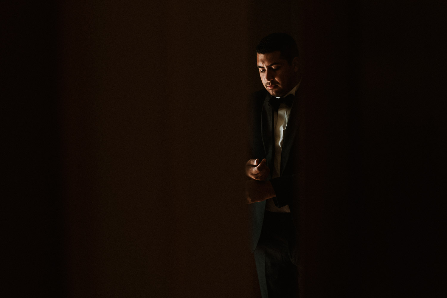 Peeking through the door as the groom gets ready- jam McAllen-South-texas-Wedding