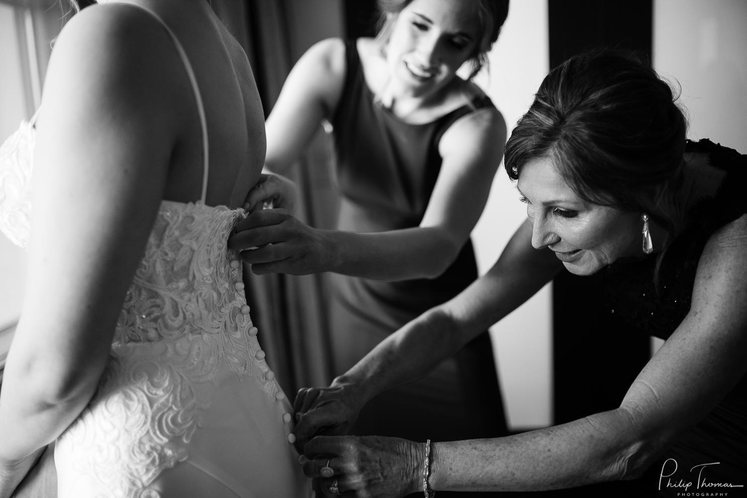 21-The JW Marriott Downtown Houston bride and groom get ready -Philip Thomas Photography