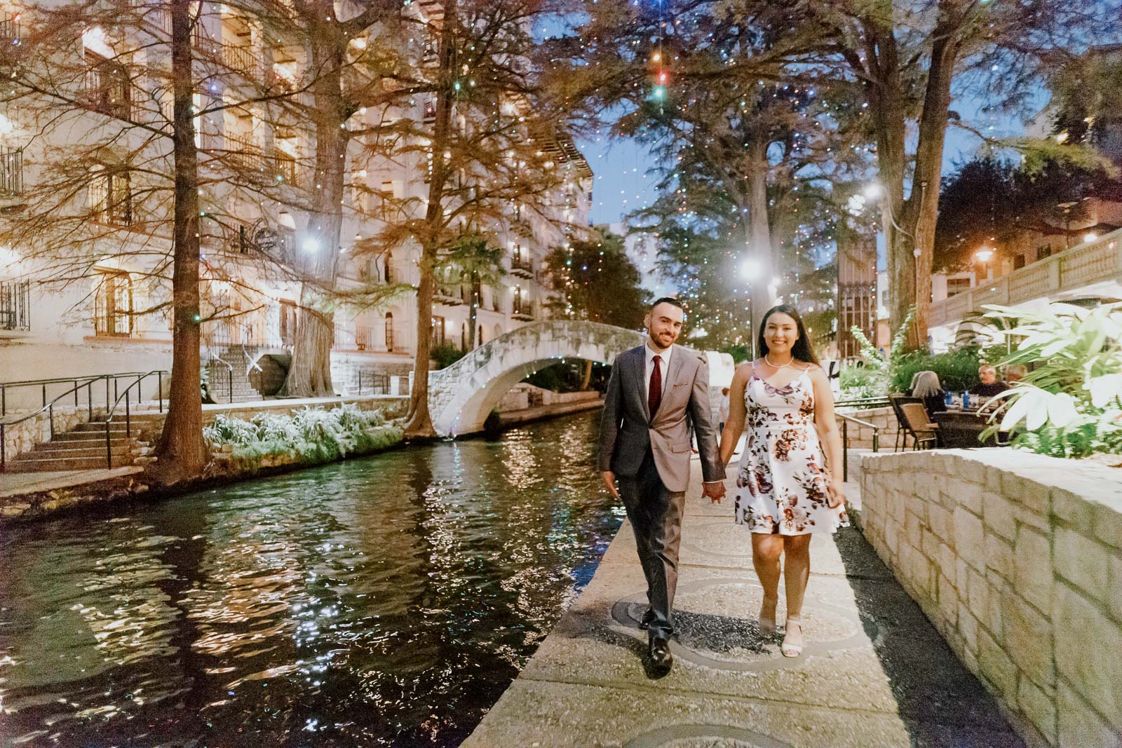 Downtown-Christmas-Holidays-Engagement-Shoot-in-San-Antonio-Texas-Leica-photographer-Philip-Thomas