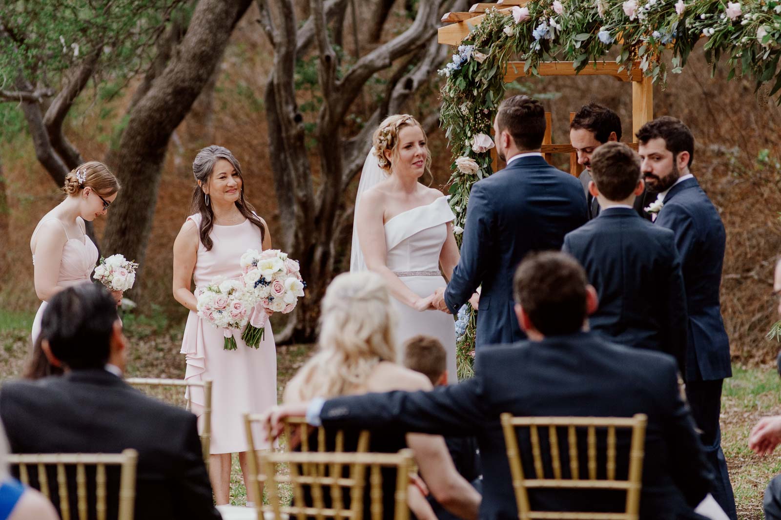 Photos of the vowels during the ceremony ceremony at the veranda