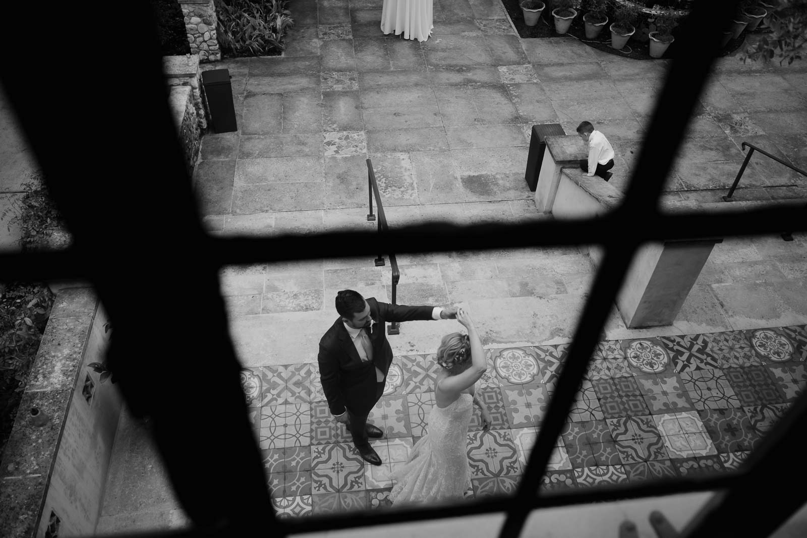 Photograph from above looking for the windows of the couple practicing their first dance has to rooms San sits on the wall