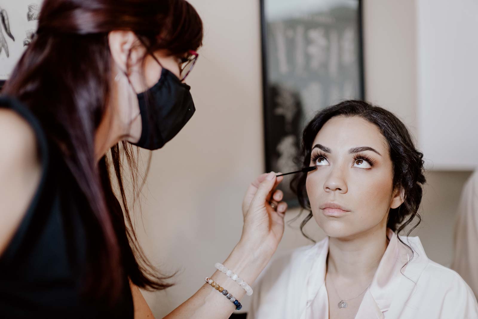 San Antonio wedding photographer Philip Thomas bride getting ready