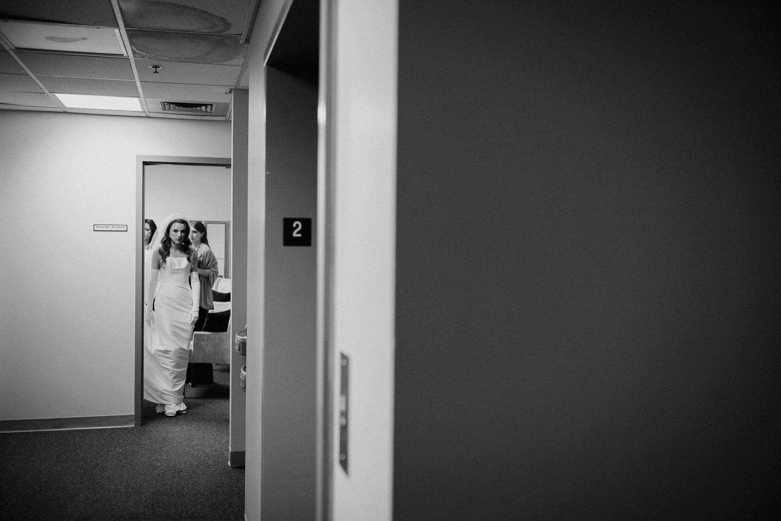 The bride leaves the bridal room to the wedding ceremony