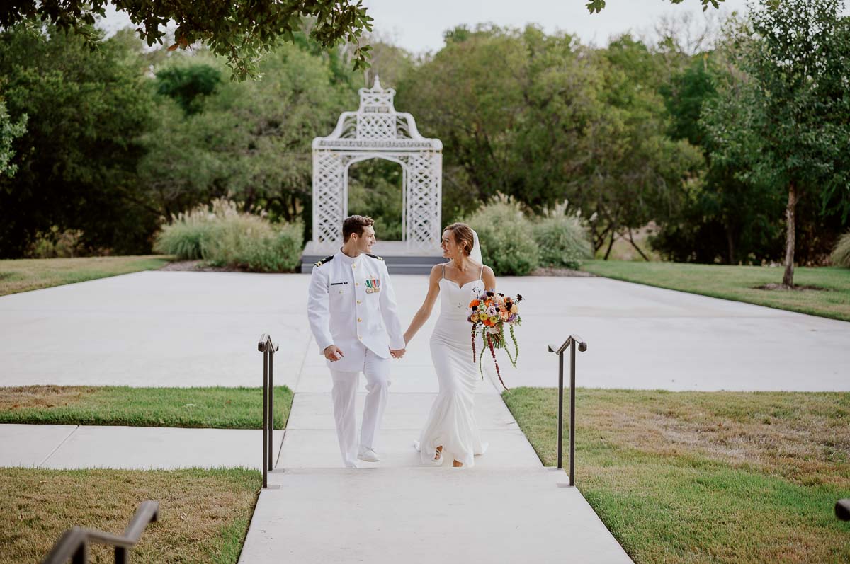 Gorgeous couple Victoria and Brock stroll through the sprawling Kendall in Boerne Wedding Philip Thomas Photography l1002609