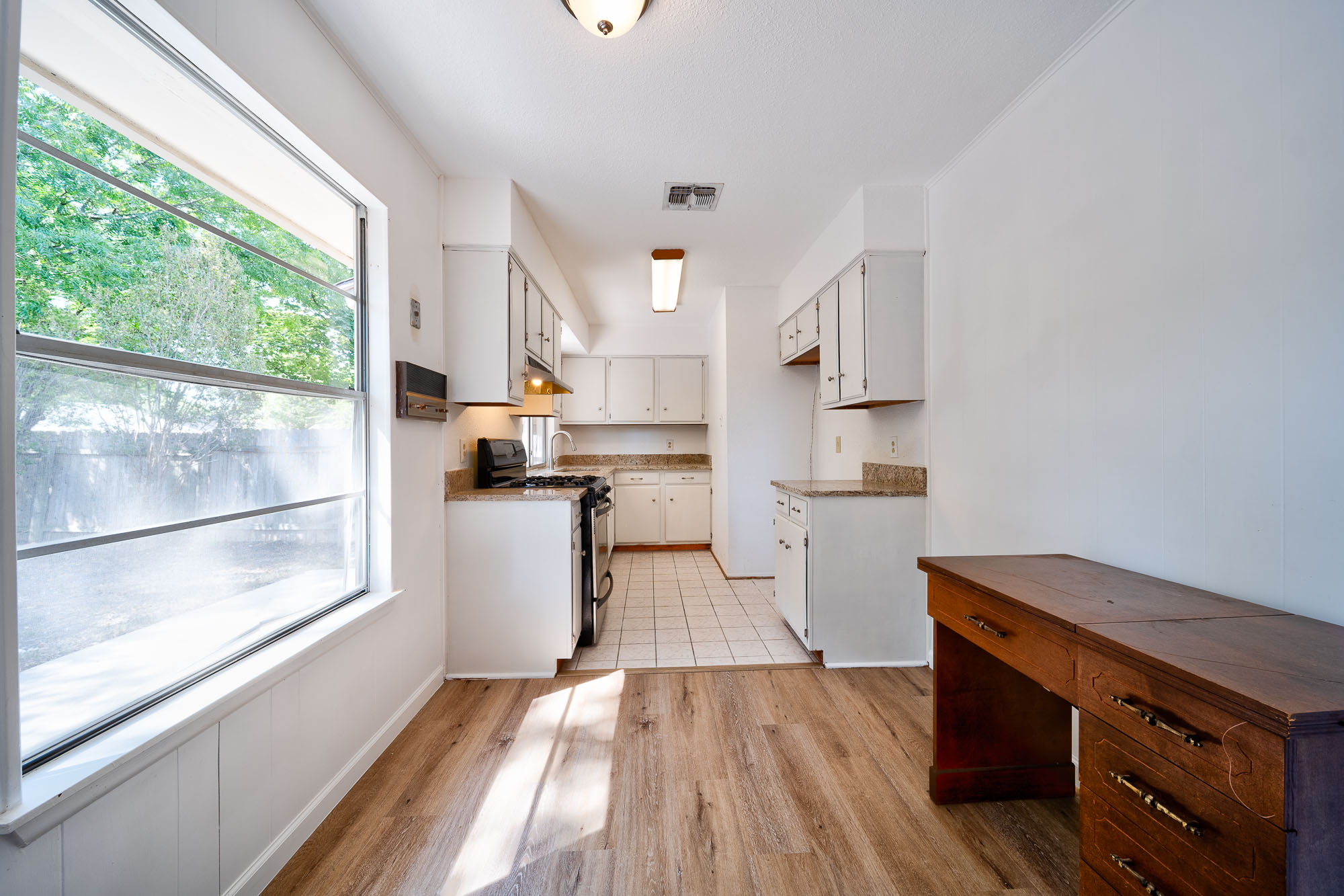 Real Estate Photography 9 Modern kitchen with granite counters